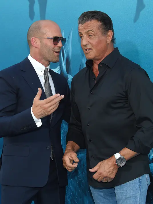 Aktor Jason Statham berbincang dengan Sylvester Stallone saat menghadiri pemutaran perdana Warner Brothers Pictures "The Meg" di Los Angeles, California, (6/8). The Meg dijadwalkan akan dirilis di AS-China 10 Agustus 2018. (AFP Photo/Lisa O'Connor)