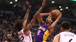 Pemain Lakers, Jordan Clarkson #6 berusaha melewati hadangan  pemain Toronto Raptors, Lucas Nogueira #92 pada laga NBA di Air Canada Centre, (2/12/2016). Raptors Menang 113-80. (Reuters/Tom Szczerbowski-USA TODAY Sports)