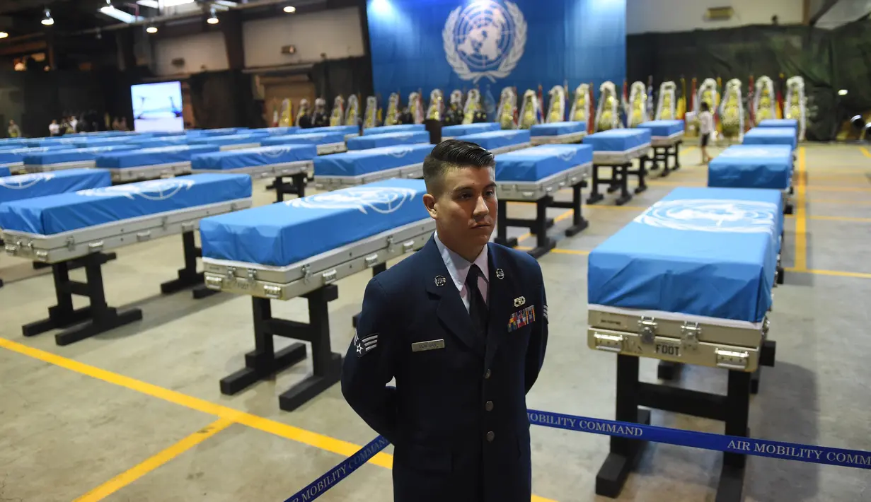 Pilot Amerika Serikat (AS) berjaga di samping peti mati tentara AS yang tewas dalam Perang Korea di Pangkalan Udara Osan, Pyeongtaek, Korea Selatan, Rabu (1/8). (Jung Yeon-je/Pool/AFP)