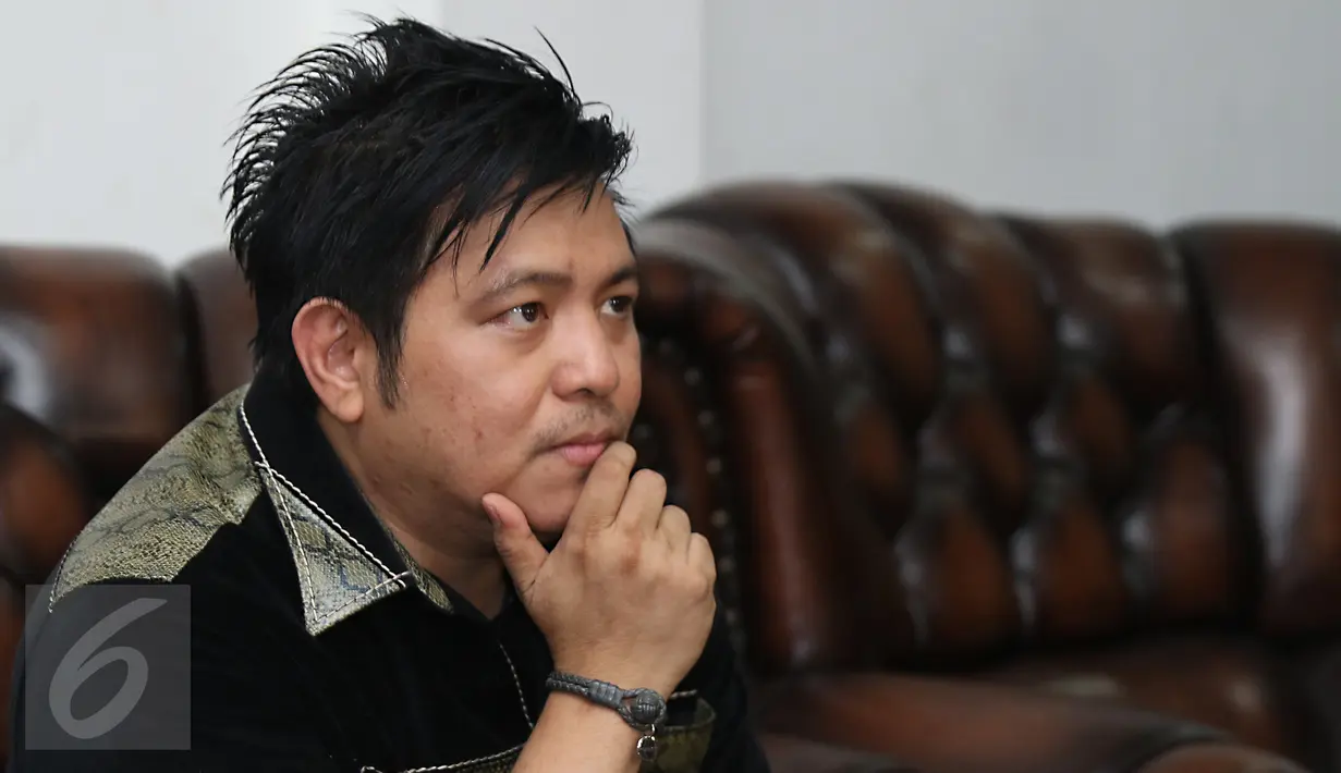 Steven Rumangkang ketika memberi keterangan pers di kawasan Cilandak, Jakarta, Kamis (3/12). Sejak pergi kepergian Angel Karamoy dari rumah, Steven mengaku sudah menaruh curiga terhadap istrinya memiliki pria idaman lain.  (Liputan6.com/Herman Zakharia)