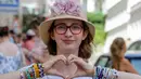 Mereka saling membangkitkan semangat setelah kehilangan kesempatan menonton konser Taylor Swift yang telah mereka nantikan. (AP Photo/Heinz-Peter Bader)