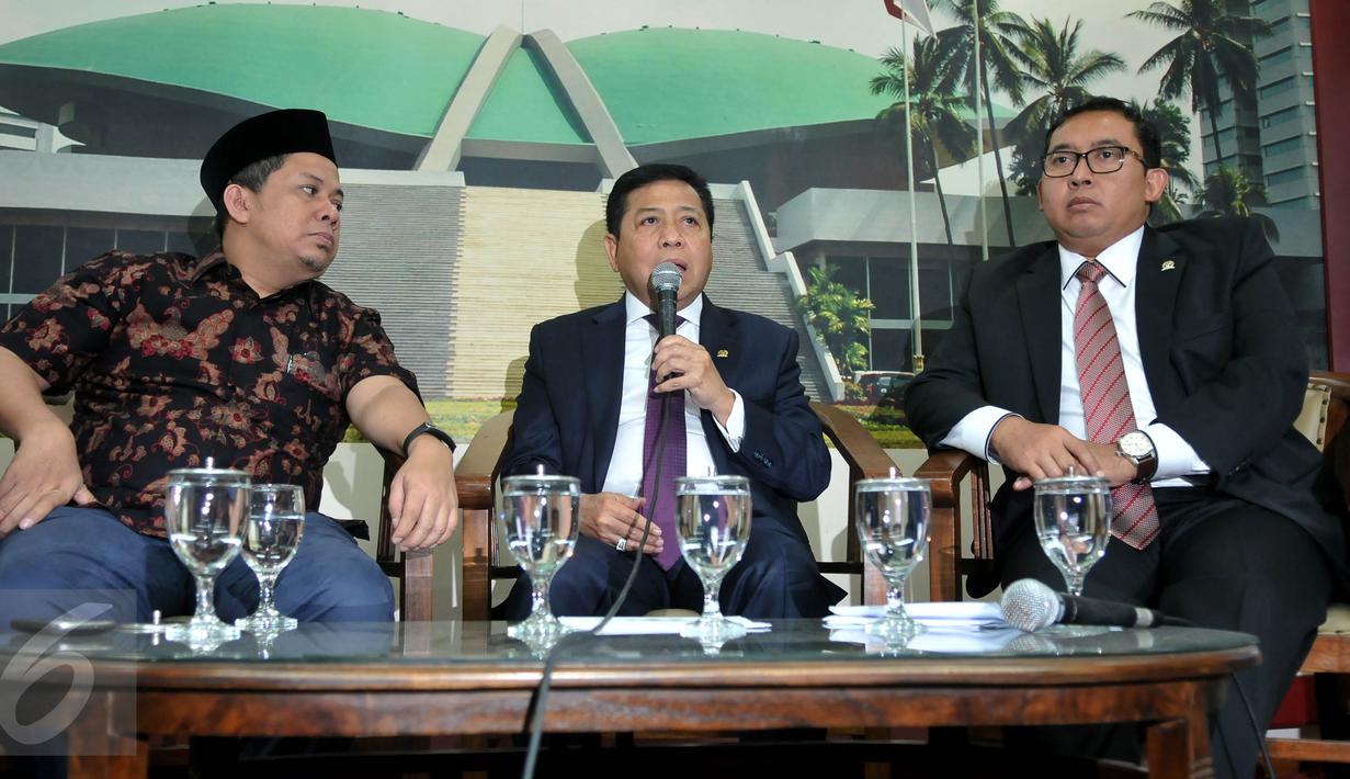 Ketua DPR Setya Novanto (tengah) saat jumpa pers di Kompleks Parlemen, Senayan, Jakarta, Rabu (30/9). Jumpa pers itu terkait kunjungan kerja pimpinan DPR ke Arab Saudi selama 12 hari, atas undangan Raja Salman. (Liputan6.com/Johan Tallo)