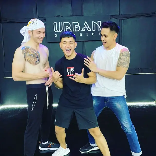 6 Potret Stefan William dengan Tato Baru di Dada, Tanggal Pernikahan Tak Terlihat