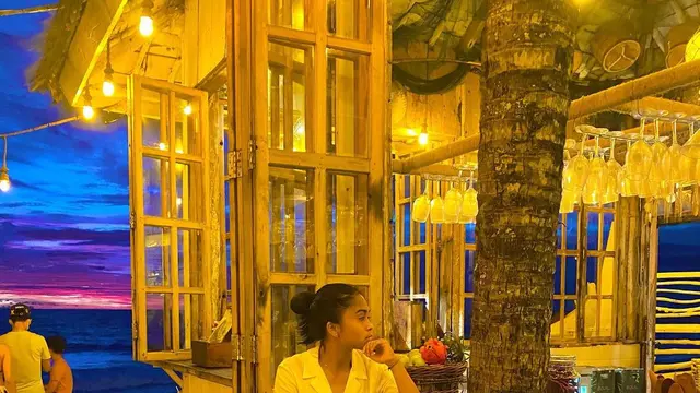 6 Potret Ade Mustika di Luar Lapangan, Kapten Timnas Putri Indonesia
