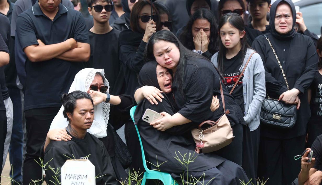 Lula Lahfah dikabarkan sedang dalam kondisi sakit. Masalah kesehatan tersebut sudah dialami Lula sejak beberapa waktu sebelumnya, bahkan ia sempat menghabiskan malam tahun baru di rumah sakit. Tampak dalam foto, Reza Oktovian atau lebih dikenal dengan panggilan Reza Arap bersama sejumlah kerabat dan sahabat saat menyaksikan pemakaman Lula Lahfah, di Tempat Pemakaman Umum (TPU) Rawa Terate, Cakung, Jakarta Timur, pada Sabtu (24/1/2026). (Kapanlagi.com/Budy Santoso)
