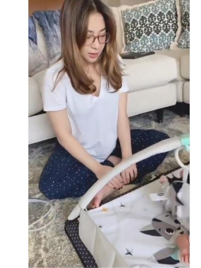 6 Potret Nikita Willy Urus Baby Izz Tanpa Pengasuh, Cara Duduknya Jadi Sorotan