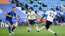 Manchester City akhirnya berhasil memecah kebuntuan pada menit ke-58. Benjamin Mendy menjebol gawang Leicester dengan kaki kanan di dalam kotak penalti. (Foto: AFP/Pool/Michael Regan)