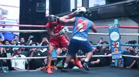 Gaga Muhammad berduel dengan Raja 'Big Hecaa' pada ajang bertajuk&nbsp;University Boxing League (UBL) yang berlangsung di&nbsp;Embassy Lounge Jakarta, Senayan, Jumat (20/9/2024) malam WIB. (Bola.com/Abdul Aziz)&nbsp;