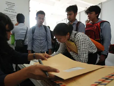 Pelamar mengantri di salah satu stand perusahaan yang membuka lowongan kerja pada Job for Career di Stadion Gelora Bung Karno Jakarta, Rabu (30/9/2015). Tingginya angka pencari kerja menjadikan bursa kerja ramai peminat. (Liputan6.com/Helmi Fithriansyah)
