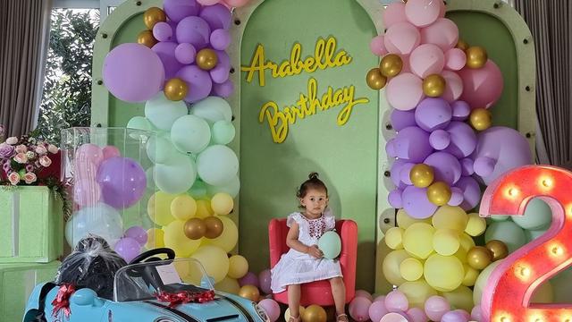 6 Momen Ulang Tahun Anak Aura Kasih, Dapat Hadiah Mobil