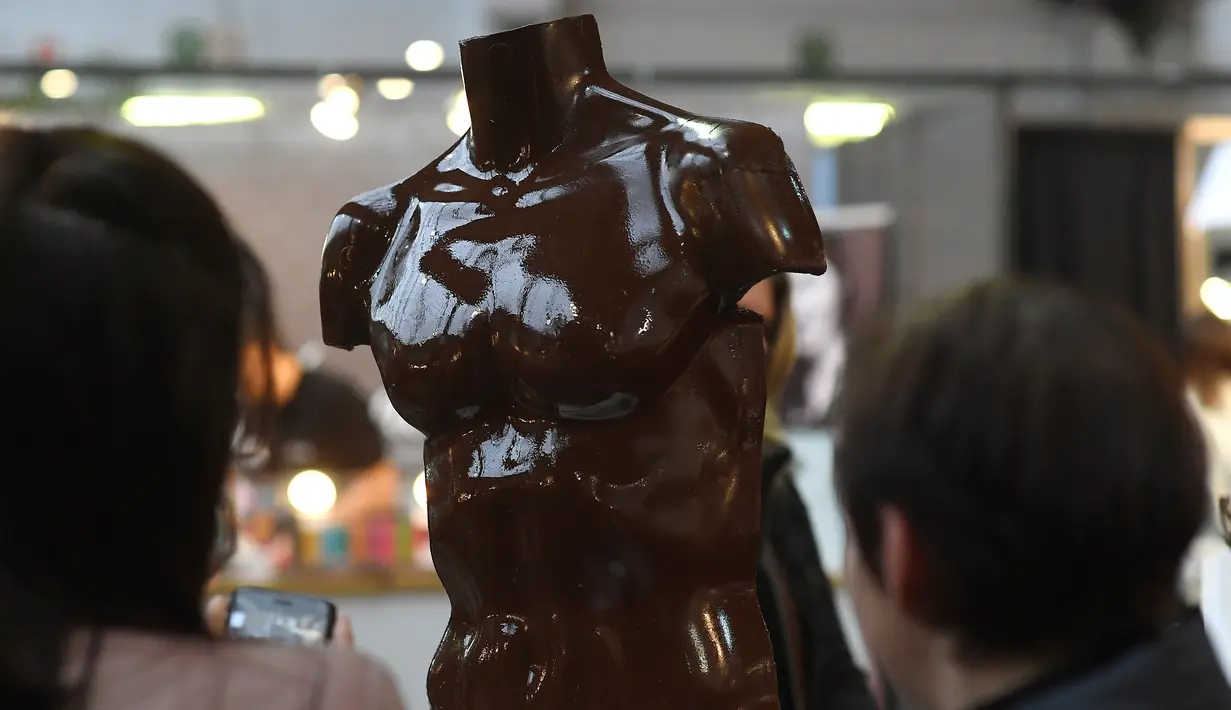 Pengunjung melihat coklat yang berbentuk anggota badan manusia di Brussels Chocolate Fair di Brussels, Belgia (10/2). Kota Brussels memang dikenal sebagai surga pada pecinta coklat, menyediakan aneka merk coklat. (AFP/Emmanuel Dunand)