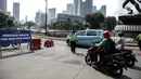 Polisi memberhentikan pengendara motor saat berjaga di tempat penyekatan PPKM Darurat di kawasan Ratu Plaza, Jakarta, Sabtu (17/7/2021). Menko PMK Muhadjir Effendy mengabarkan Pemberlakuan Pembatasan Kegiatan Masyarakat (PPKM) Darurat akan diperpanjang hingga akhir Juli. (Liputan6.com/Faizal Fanani)