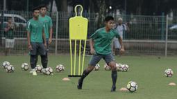 Pemain Timnas Indonesia U-23, Firza Andika, saat latihan di Lapangan ABC Senayan, Jakarta, Rabu (25/4/2018). Latihan tersebut dalam rangka persiapan Anniversary Cup 2018. (Bola.com/M Iqbal Ichsan)