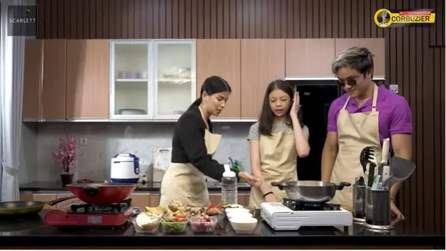 6 Momen Sabrina Chairunnisa Masak Bareng Azka Corbuzier dan Nada Tarina, Kompak