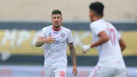Pemain Arema FC, Charles Raphael De Almeida pada laga pekan pertama BRI Liga 1 2023/2024 antara Dewa United melawan Arema FC di Stadion Indomilk, Tangerang, Minggu (2/7/2023). (Bola.com/Bagaskara Lazuardi)