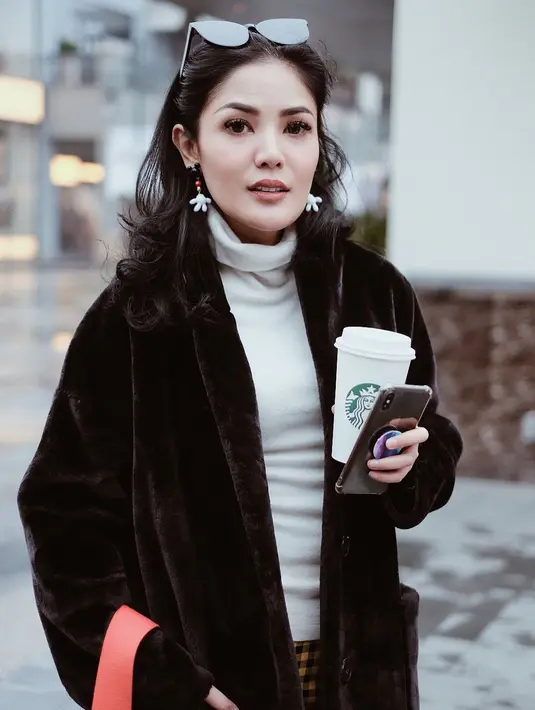 Aksesori kecil memberi impact besar pada total look Nindy untuk kesan tampil muda dan fun (Foto: Instagram @nindyayunda)