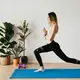 Berbeda dengan gerakan maju, langkah ke belakang pada reverse lunge memberikan kontrol yang lebih stabil terhadap posisi tubuh (Sumber: Pexels.com)