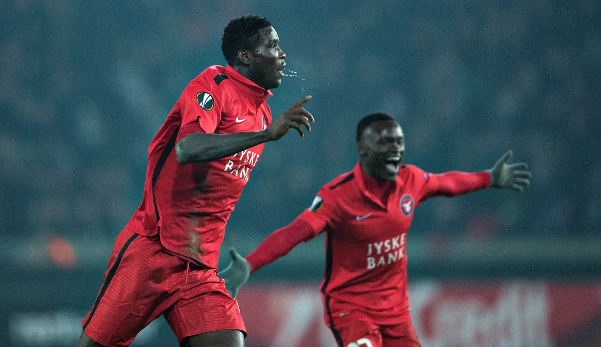 Selebrasi pemain Midtjylland, Paul Onuachu, setelah mencetak gol ke gawang MU pada laga leg pertama 32 besar Liga Europa di Stadion MCH Arena, Hernin, Denmark, Jumat (19/2/2016) dini hari WIB. (AFP/Scanpix Denmark/Henning Bagger)
