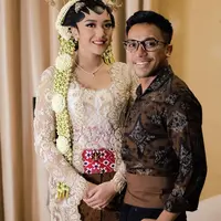Mengusung adat Jawa, makeup pernikahan Putri Tanjung sukses tampilkan pesona yang anggun.