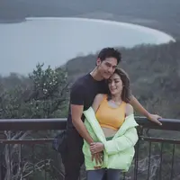 Lewat akun Instagram pribadinya, perempuan yang akrab disapa Jedar ini menuliskan kalimat manis untuk sang kekasih. Jedar mengunggah foto bersama Richard dan menyertakan ungkapan bahagianya. (Instagram/inijedar)