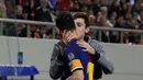 Seorang penyusup mencium megabintang Barcelona, Lionel Messi di tengah laga lanjutan penyisihan Grup D Liga Champions melawan tuan rumah Olympiakos, Rabu (1/11). Penyusup itu diketahui seorang fans berat Barcelona. (AP/Thanassis Stavrakis)
