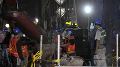 Pengecoran dinding beton terkait pembangunan stasiun bawah tanah MRT, di kawasan Bundaran HI, mulai dilakukan, (29/8/14).(Liputan6.com/Johan Tallo)