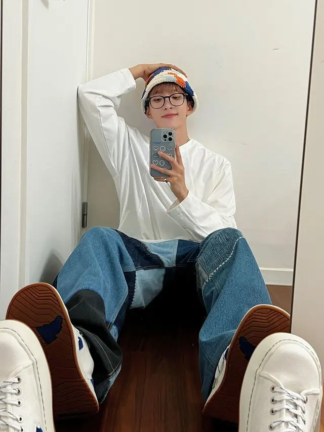 Gaya Santai DK Seventeen saat Mirror Selfie, Posenya Bisa Dijadikan Inspirasi