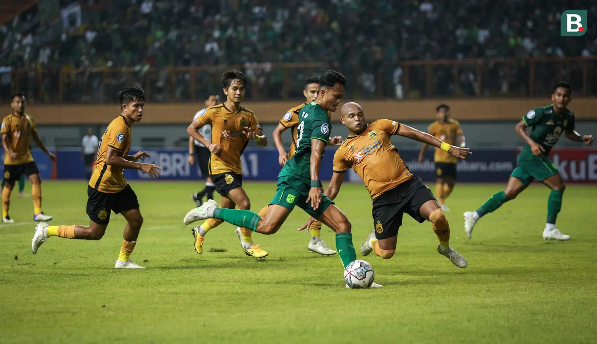 <p>Pemain Persebaya Surabaya, Koko Ari Araya berusaha mencetak gol dibayangi pemain Bhayangkara FC, Anderson Salles dalam laga pekan ke-3 BRI Liga 1 2022/2023 antara Bhayangkara FC melawan Persebaya Surabaya di Stadion Wibawa Mukti, Cikarang, Minggu (7/8/2022) malam WIB. (Bola.com/Bagaskara Lazuardi)</p>