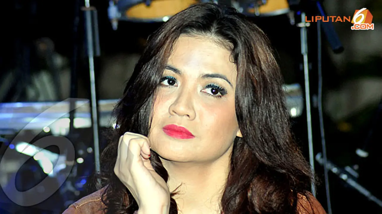 agatha-130725c.jpg