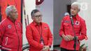 Gubernur Jawa Tengah Ganjar Pranowo bersama Sekretaris Jendral PDI Perjuangan Hasto Kristianto dan Ketua DPP PDIP Bidang Kehormatan Komarudin Watubun memberikan keterangan usai dipanggil di DPP PDIP, Jakarta, Senin (24/10/2022). Gubernur Jawa Tengah (Jateng) Ganjar Pranowo menegaskan bahwa dirinya akan taat terhadap aturan Partai PDI Perjuangan (PDIP) soal Capres 2024. (Liputan6.com/Faizal Fanani)