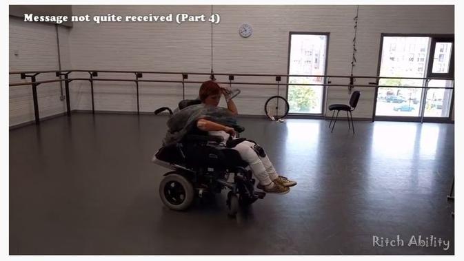 Ashleigh Ritchie, penyandang disabilitas celebral palsy mampu menari dari atas kursi rodanya. (YouTube Ashleigh Ritchie: Ritch-Ability)