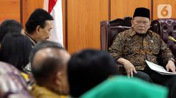 Ketua DPD La Nyalla Mattalitti (kanan) saat menggelar pertemuan dengan PP Forum Staf Ahli Kepala Daerah (Forskada) se-Indonesia di Gedung Nusantara III, Jakarta, Rabu (9/10/2019). Pertemuan untuk menjalin silaturahmi antara Forskada se-Indonesia dengan DPD. (Liputan6.com/JohanTallo)