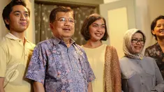 Wakil Presiden Jusuf Kalla bersama istrinya Mufidah Jusuf Kalla melihat lokasi syuting film 'Athirah' di Makassar, Minggu (7/6/2015). JK dan istri terlihat berpose bersama artis pendukung film 'Athirah' garapan Riri Riza. (Liputan6.com/Faizal Fanani)