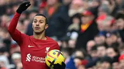 Pemain Liverpool, Thiago Alcantara bersiap melakukan lemparan ke dalam pada laga lanjutan Liga Inggris 2022/2023 melawan Chelsea di Anfield, Liverpool, 21 Januari 2023. Alcantara merupakan gelandang kreatif dengan teknik yang memukau. Sayanya, ia kerap didera cedera. Terbaru, pemain Spanyol tersebut mengalami cedera pada bagian pinggulnya dan harus operasi pada Maret 2023 lalu. Alcantara harus bekerja ekstra untuk selalu mendapatkan kepercayaan dari pelatih Jurgen Klopp. Apalagi semenjak kedatangan Alexis Mac Allister atau Curtis Jones. (AFP/Paul Ellis)