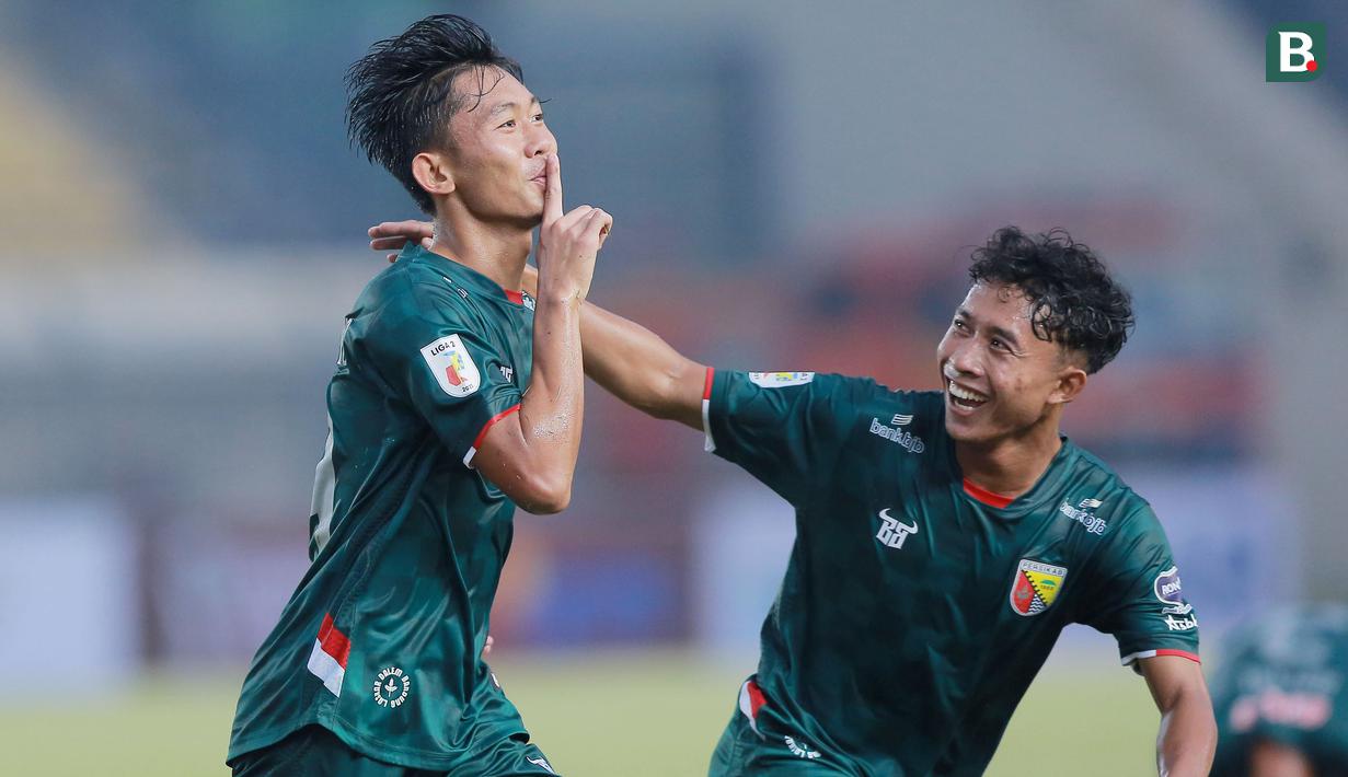 Pemain Persikab Bandung, Malik Prayitno (kiri) melakukan selebrasi usai mencetak gol ke gawang PSIM Yogyakarta pada laga pertama Grup Tengah Liga 2 2022/2023 antara Persikab Bandung melawan PSIM Yogyakarta di Stadion Si Jalak Harupat, Bandung, Minggu (28/8/2022). (Bola.com/M Iqbal Ichsan)
