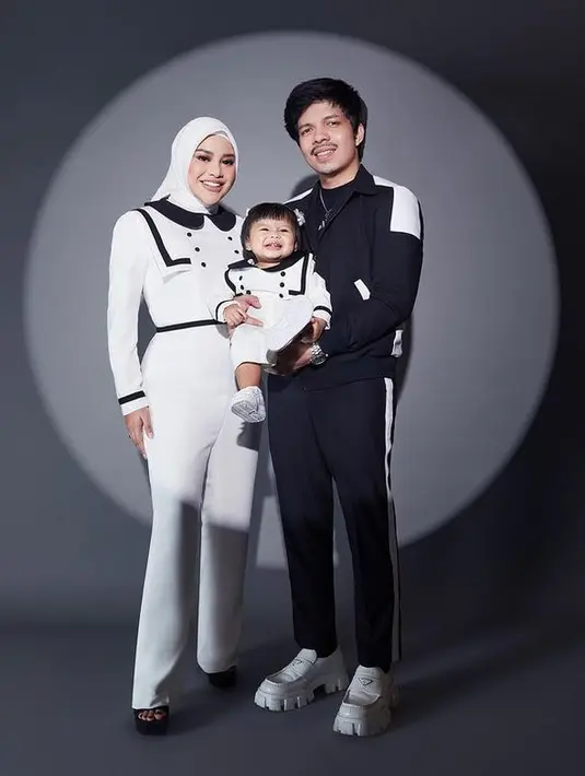 <p>Seakan menipis tuduhan tersebut, Atta dan Aurel menikah pada April 2021 silam. [Foto: instagram.com/dickyphotographie/aurelie.hermansyah]</p>