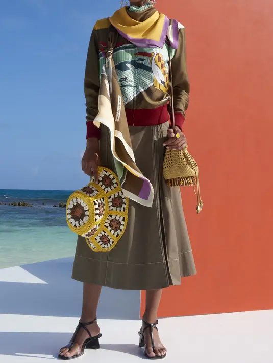 Aksesori menjadi pelengkap dari koleksi terbaru Tory Burch ini dengan setiap item yang ringan dan berbeda, seperti handbags mereka. Foto: Tory Burch.