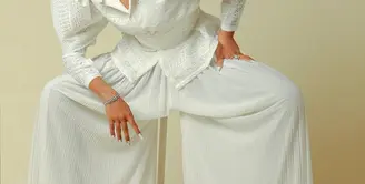 Kemeja putih dengan detail lengan puffy sangat cocok untuk dipasangkan dengan kulot berwarna putih juga. (instagram/noviabachmid)