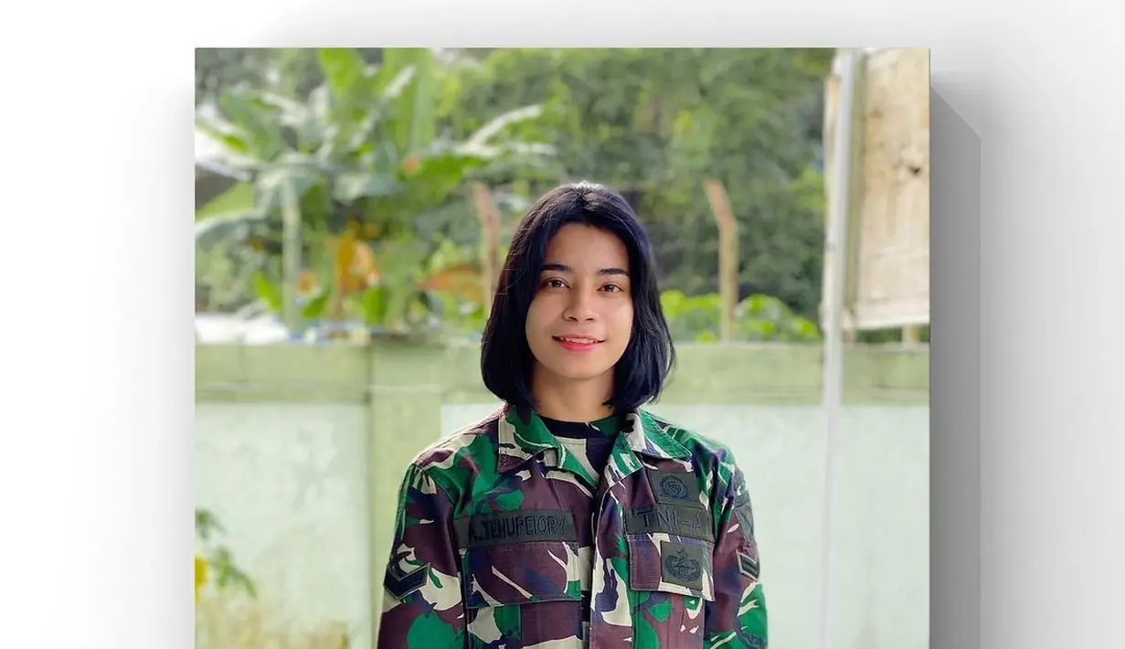 Perempuan yang lahir 5 April 1995 ini merupakan anggota TNI berpangkat sersan dua. Ia menjadi salah satu atlet kebanggan yang dimiliki Komando Daerah Militer (Kodam) XVI Pattimura. (instagram/alvinatehupeiory)