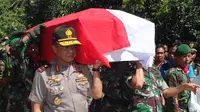 Kapolda Sulsel Irjen Anton Charliyan ikut mengangkat peti anggota TNI korban salah tembak anggota Brimob, Serda Ilman. (Liputan6.com/Eka Hakim)