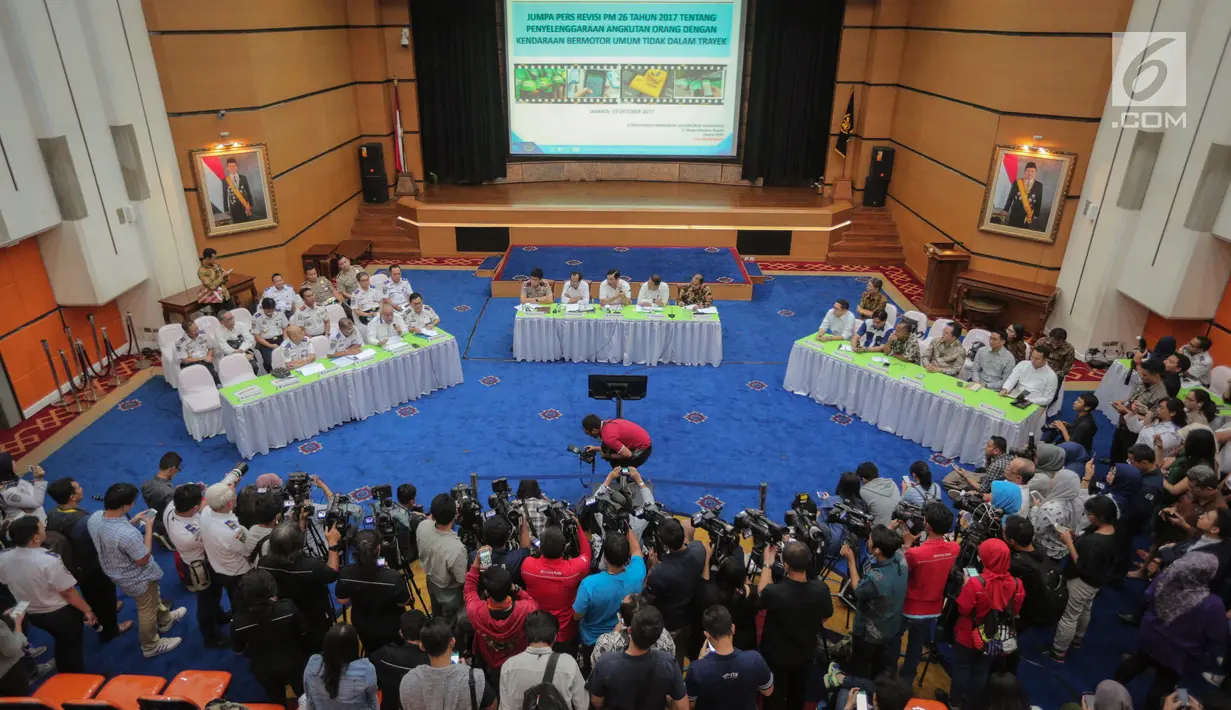 Suasana saat jumpa pers terkait Revisi PM 26 Tahun 2017 yang dihadiri Menhub Budi Karya Sumadi, Menko Kemaritiman Luhut Binsar Pandjaitan dan Menkominfo Rudiantara di Kemenhub, Jakarta (19/10). (Liputan6.com/Faizal Fanani)