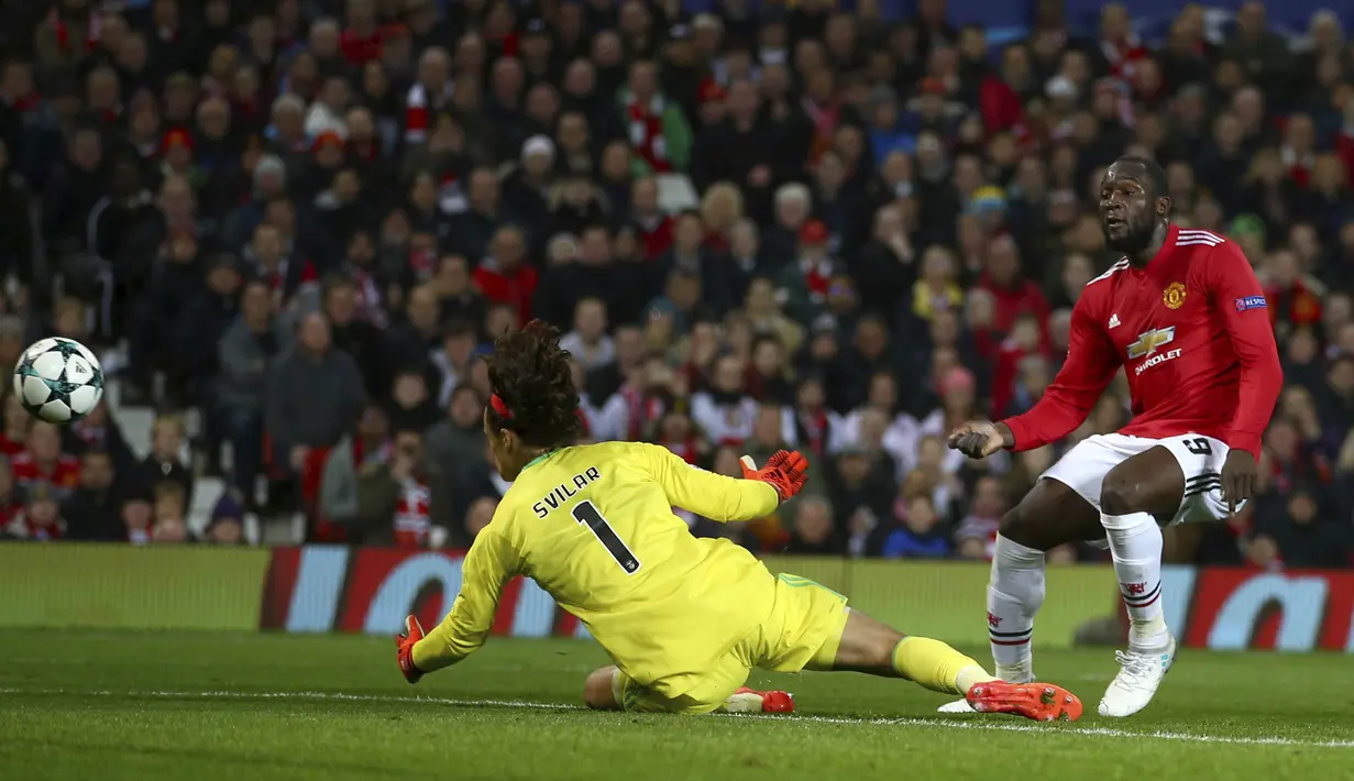 Striker Manchester United, Romelu Lukaku, melepaskan tendangan ke gawang Benfica pada laga Liga Champions di Stadion Old Trafford, Selasa (31/10/2017). Manchester United menang  2-0 atas Benfica. (AP/Dave Thompson)
