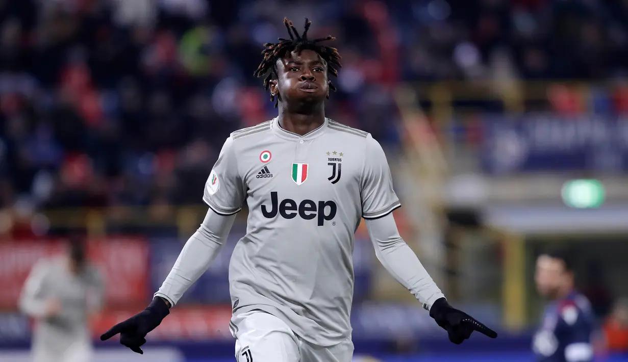 Pemain Juventus Moise Kean melakukan selebrasi usai mencetak gol ke gawang Bologna dalam Coppa Italia di Stadion Renato Dall'Ara, Bologna, Italia, Sabtu (12/1). Juventus menang 2-0 atas Bologna. (AP Photo/Luca Bruno)