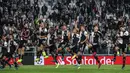 Para pemain Juventus merayakan kemenangan atas Leverkusen pada laga Liga Champions di Stadion Juventus, Turin, Selasa (1/10). Juventus menang 3-0 atas Leverkusen. (AFP/Isabella Bonotto)