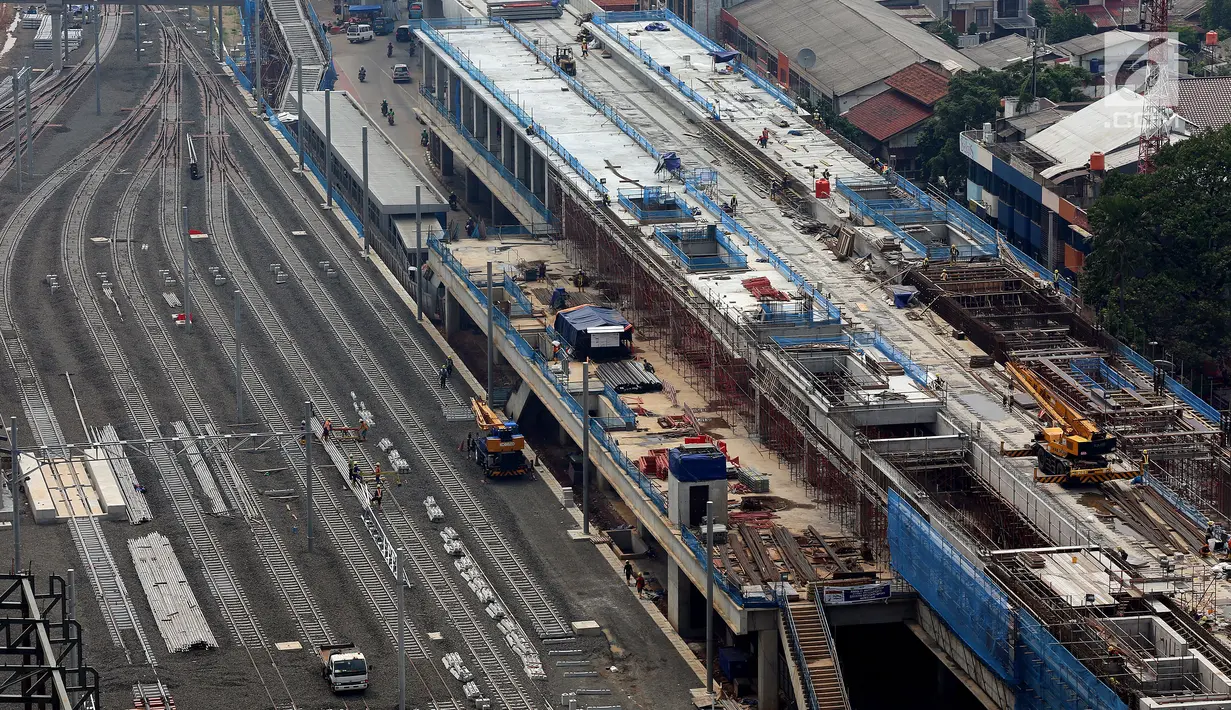 Konstruksi bangunan yang masih dalam tahap penyelesaian di depo Mass Rapid Transit (MRT) di Lebak Bulus, Jakarta, Selasa (14/11). Pembangunan depo MRT kini sudah mencapai 75 %. (Liputan6.com/JohanTallo)