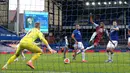 Bek Aston Villa Ezri Konsa mencetak gol pertama untuk timnya ke gawang Everton dalam lanjutan Liga Inggris pekan ke-36 di Goodison Park di Liverpool, Kamis (16/7/2020). Everton mampu diimbangi Aston Villa dengan skor 1-1. (Clive Brunskill/Pool Via AP)