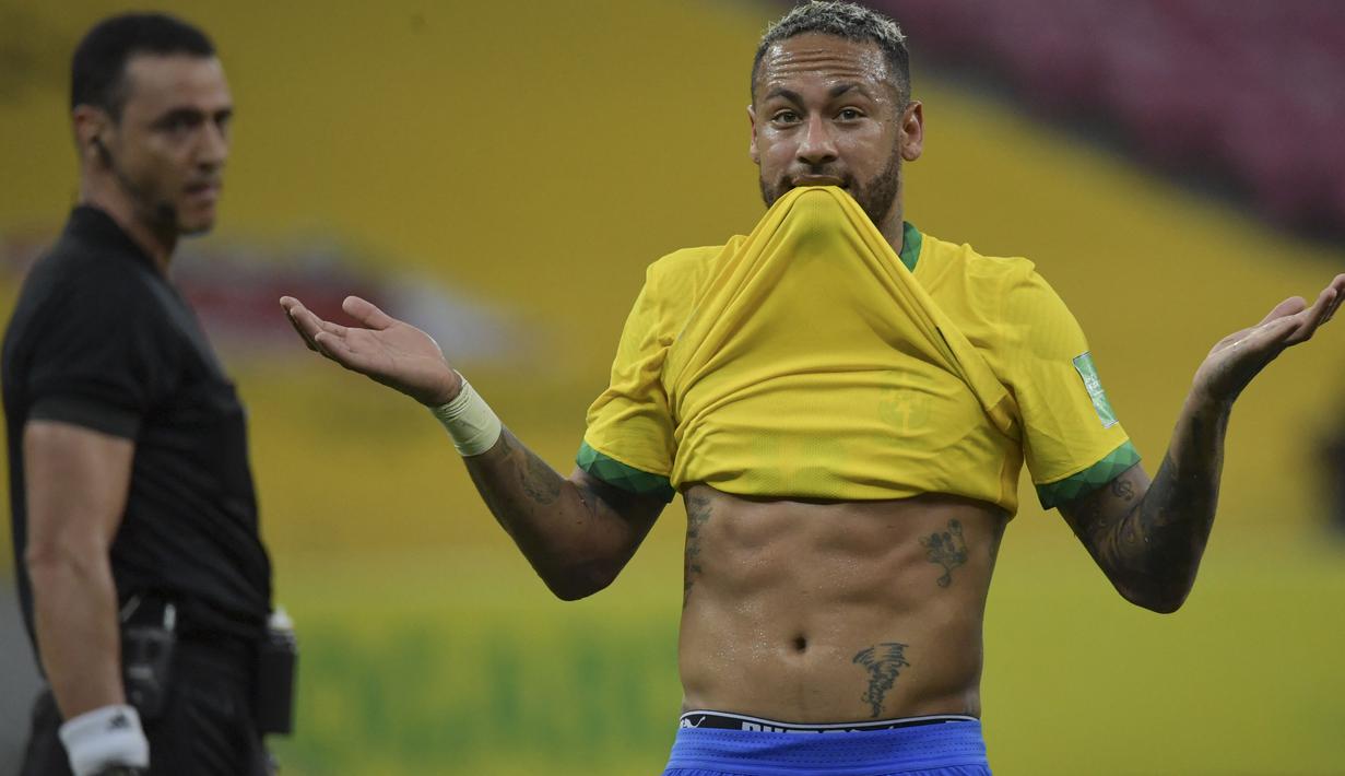 Neymar menunjukkan perutnya yang sixpack usai menjebol gawang peru dalam babak kualifikasi Piala Dunia 2022. (Foto: AFP/Nelson Almeida)