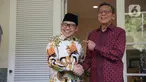 Ketua Umum Partai Kebangkitan Bangsa (PKB) Muhaimin Iskandar alias Cak Imin menemui Wakil Presiden (Wapres) ke-11 Boediono di kediamannya kawasan Menteng, Jakarta Pusat, Rabu (17/5/2023) siang. (Liputan6.com/Faizal Fanani)