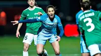 Pemain sepak bola wanita Manchester City, Carli Lloyd, beraksi pada laga melawan Fortuna Hjorring, di Hjorring, Denmark, Kamis (23/3/2017). (AFP/Henning Bagger)