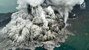 Aktivitas Gunung Anak Krakatau dari udara yang terus mengalami erupsi, Minggu (23/12). Dari ketinggian Gunung Anak Krakatau terus mengalami erupsi dengan mengeluarkan kolom abu tebal. (Liputan6.com/Pool/Susi Air)